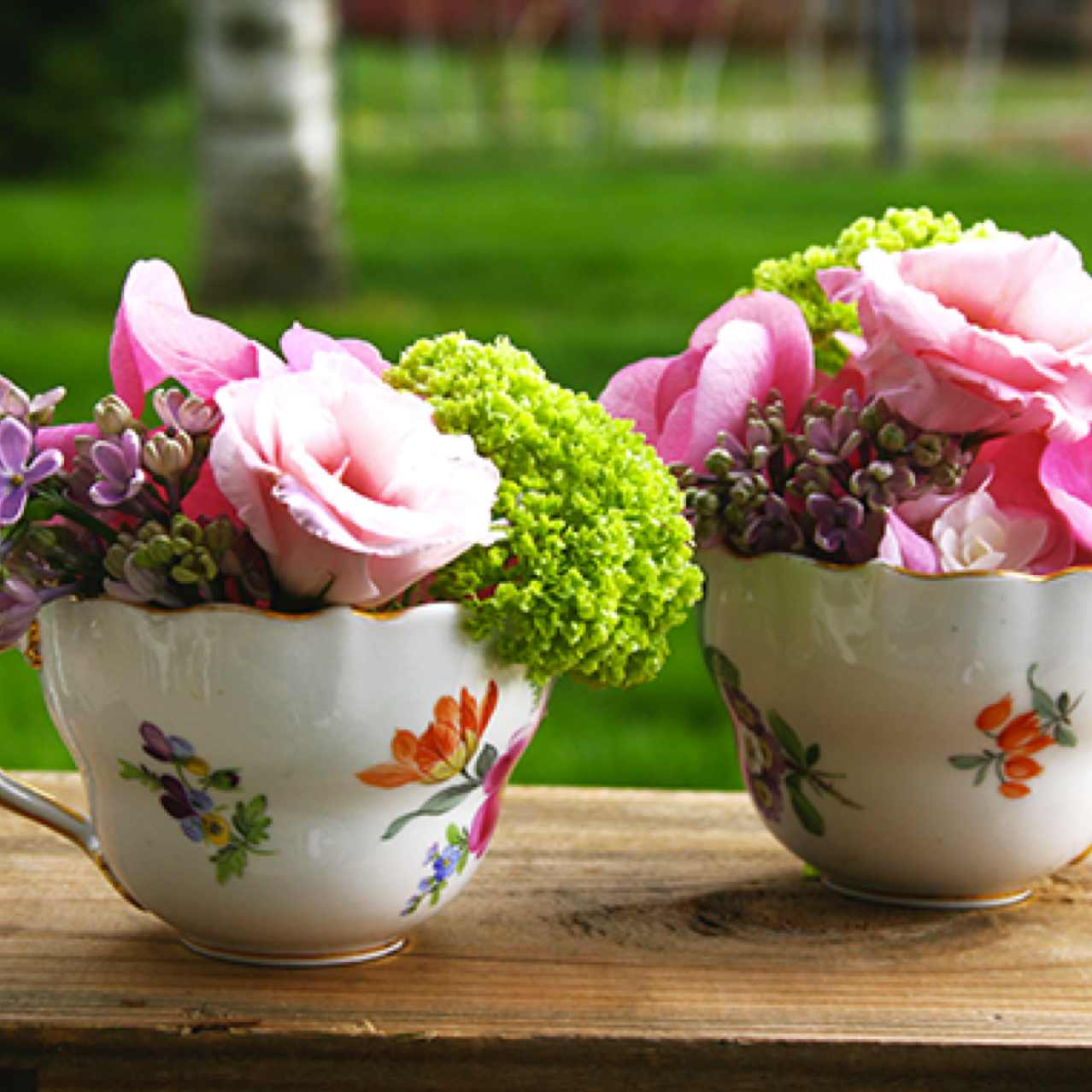 Petits arrangements de fleurs coupées dans des tasses 'Meissen'. Avec des Lysianthus, Lilas, Hortensia et Viburnum Opulus.