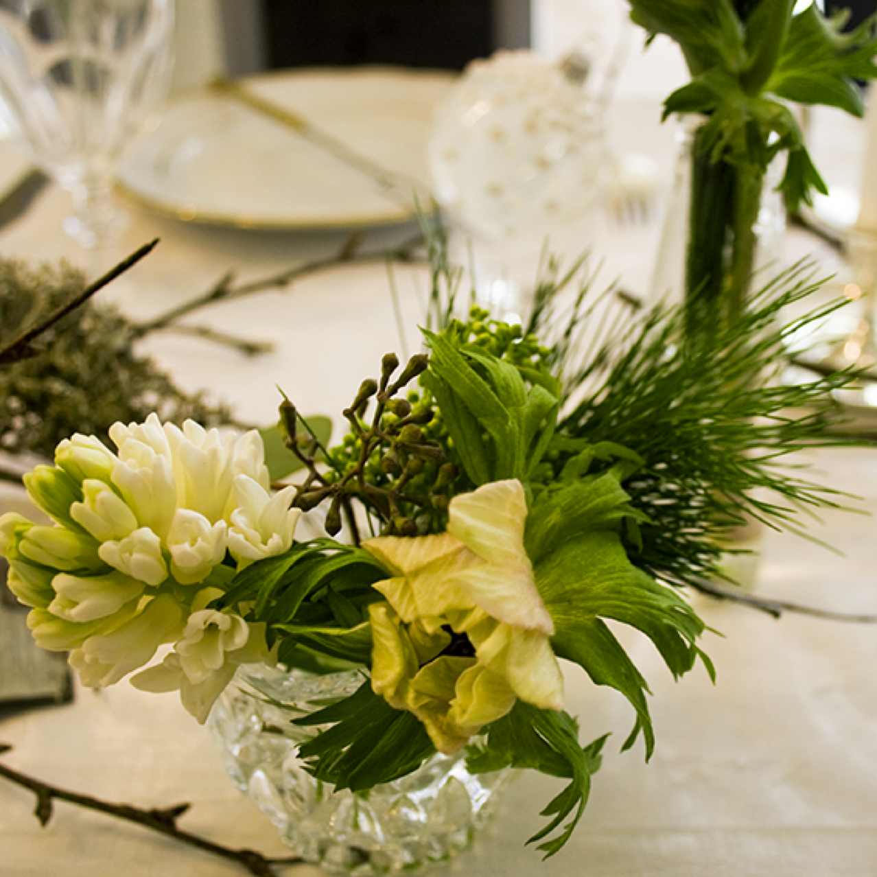 Arrangement de fleurs coupées pour une table festive. Avec Jacinthe,Anemone, Skimmia et Pin.